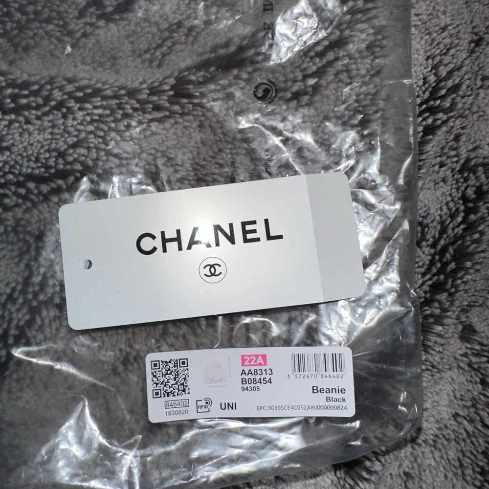NWT Chanel Black beanie hat with gold sequins - Picture 5 of 6